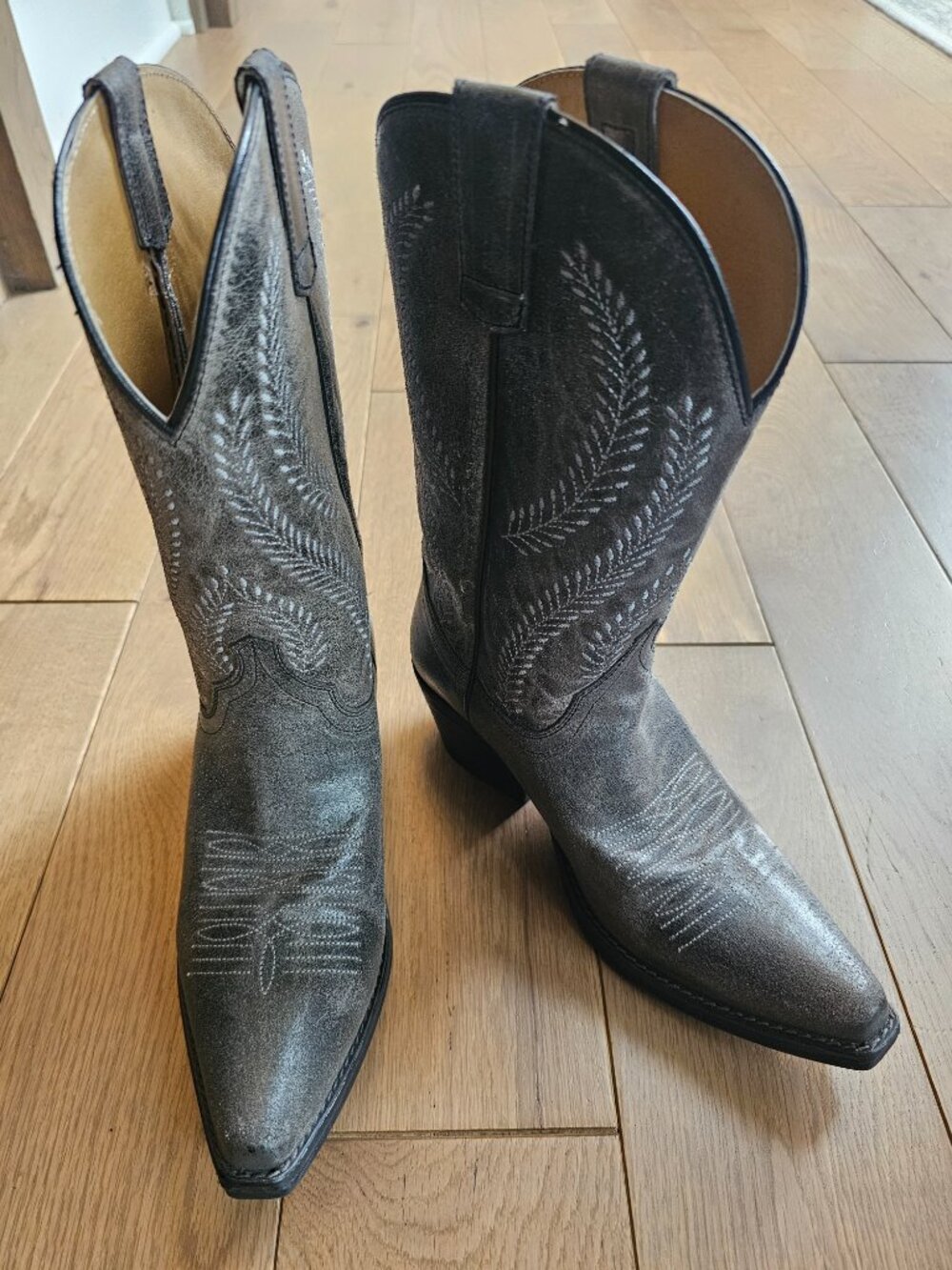 Black Leather Embroidered Western Cowboy Boots – Classic Stitch – Size 8